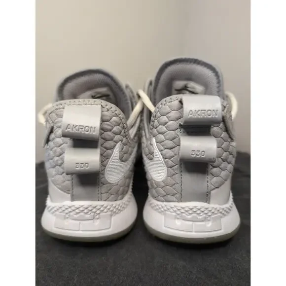 Nike LeBron Witness 3 330 Akron athletic basketball shoes 2018 sz 8.5 - Picture 3 of 10